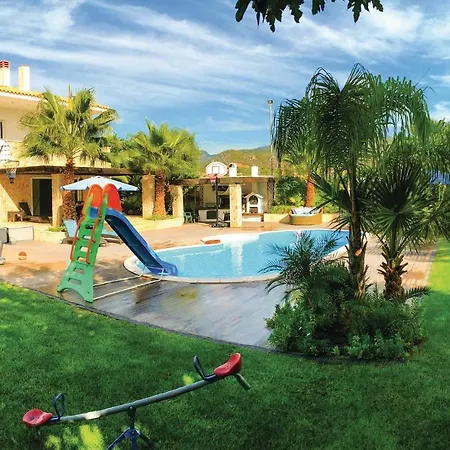 Beautiful Home In Agioi Theodoroi With 4 Bedrooms, Wifi And Outdoor Swimming Pool Prázdninový dům
