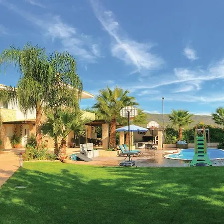 Beautiful Home In Agioi Theodoroi With 4 Bedrooms, Wifi And Outdoor Swimming Pool Prázdninový dům *
