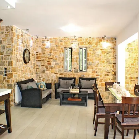 Beautiful Home In Agioi Theodoroi With 4 Bedrooms, Wifi And Outdoor Swimming Pool