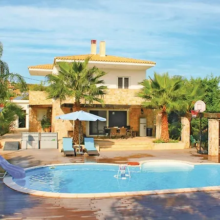 Prázdninový dům Beautiful Home In Agioi Theodoroi With 4 Bedrooms, Wifi And Outdoor Swimming Pool *