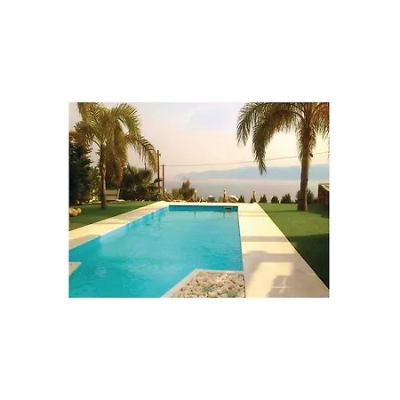 Beautiful Home In Agioi Theodoroi With 4 Bedrooms, Wifi And Outdoor Swimming Pool