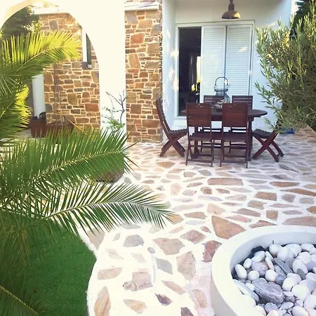 Prázdninový dům Beautiful Home In Agioi Theodoroi With 4 Bedrooms, Wifi And Outdoor Swimming Pool *