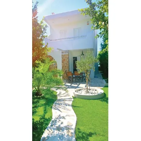 Beautiful Home In Agioi Theodoroi With 4 Bedrooms, Wifi And Outdoor Swimming Pool Prázdninový dům *