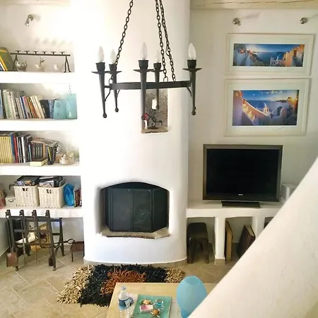 Prázdninový dům Beautiful Home In Agioi Theodoroi With 4 Bedrooms, Wifi And Outdoor Swimming Pool