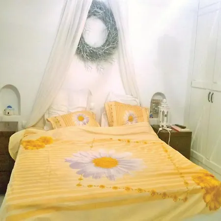 Prázdninový dům Beautiful Home In Agioi Theodoroi With 4 Bedrooms, Wifi And Outdoor Swimming Pool